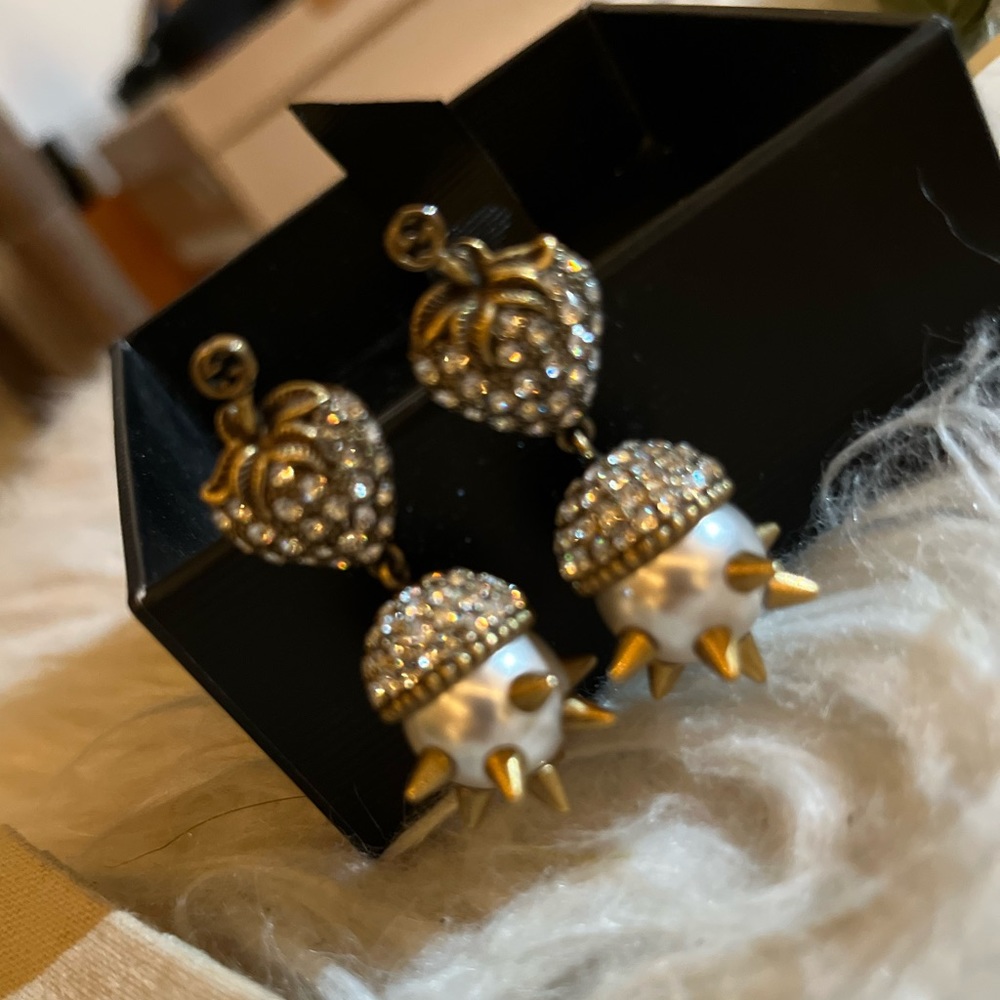 💯 Authentic GUCCI Strawberry Faux Pearl and Crystal Studded Earrings.🍓 - Picture 4 of 5